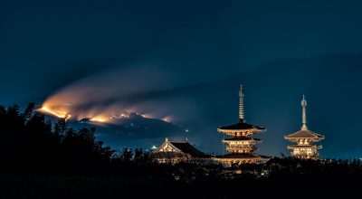 亚洲某国际金融中心大楼外景,51大事件经济大事件专题,夜晚霓虹灯光映照玻璃幕墙,城市经济繁荣感